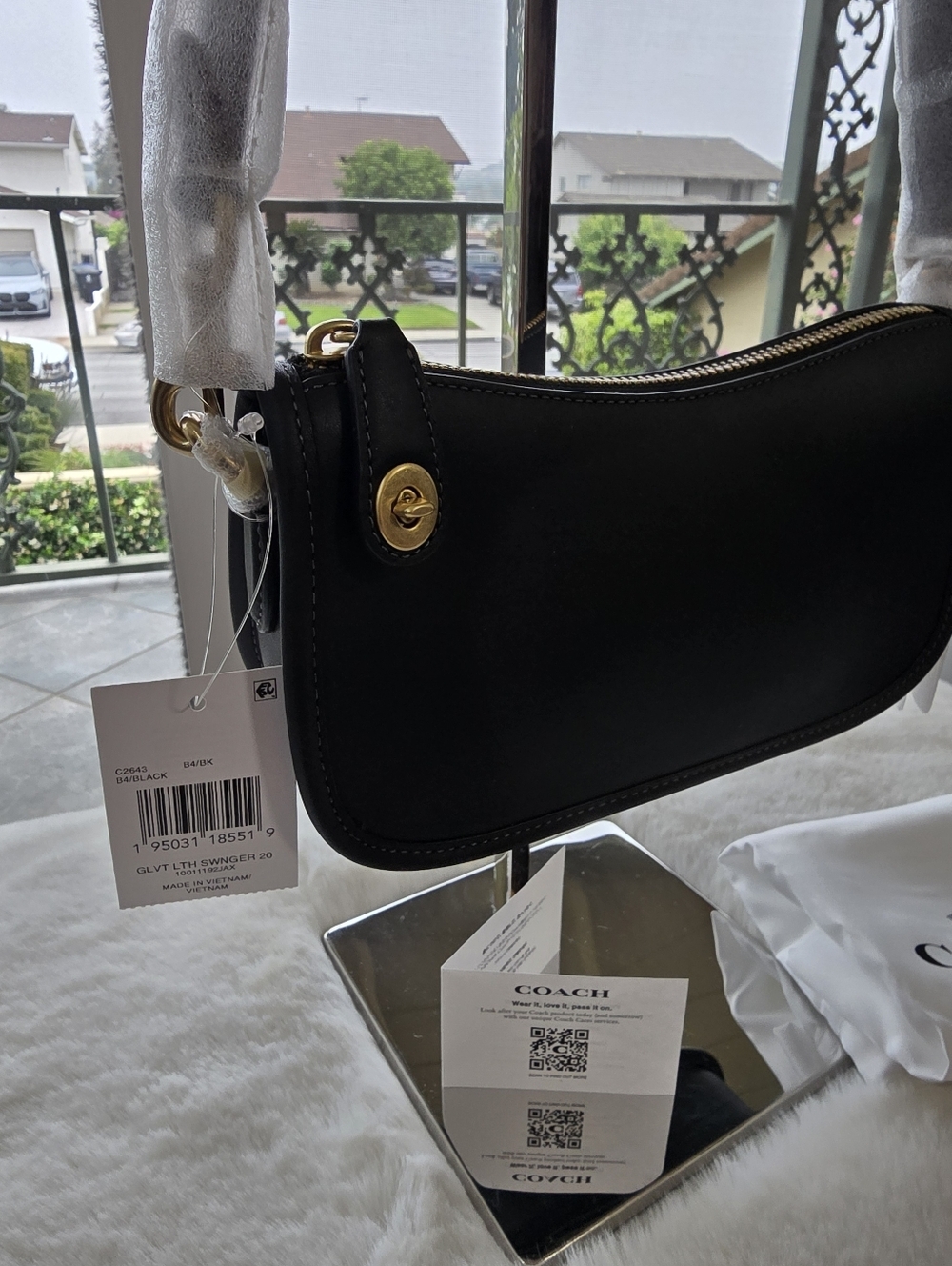 The Coach Originals - Swinger 20 Leather Shoulder Bag in Black (NWT) - Picture 8 of 15